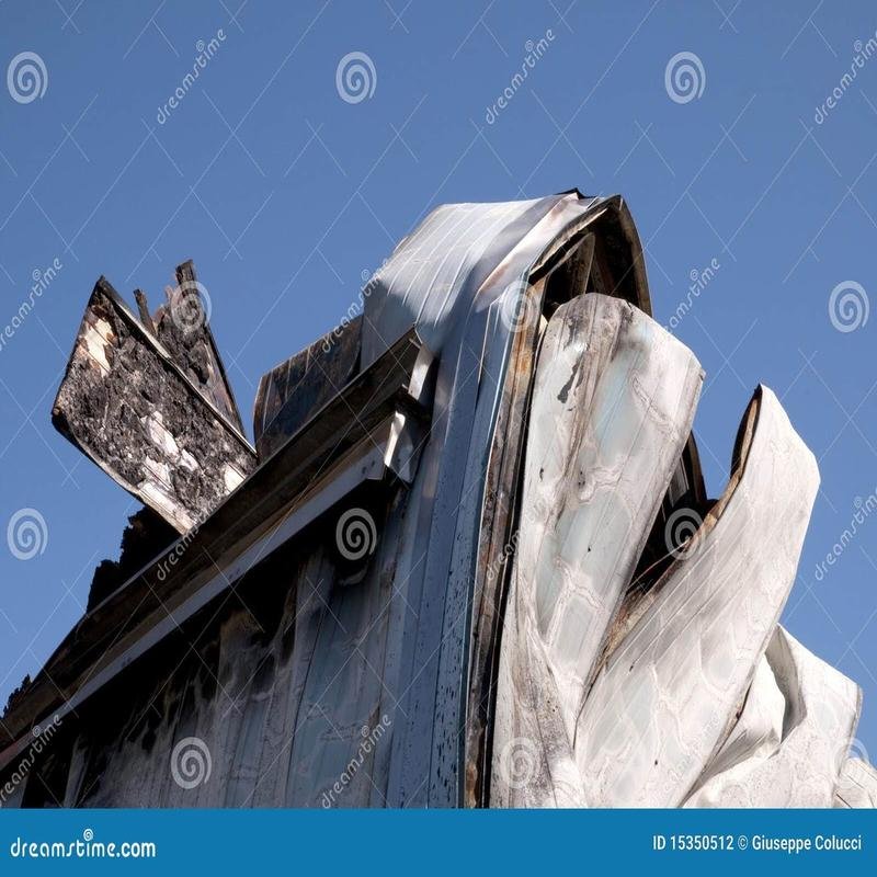 A factory has collapsed into a sinkhole; an investigation is underway. - Image 1