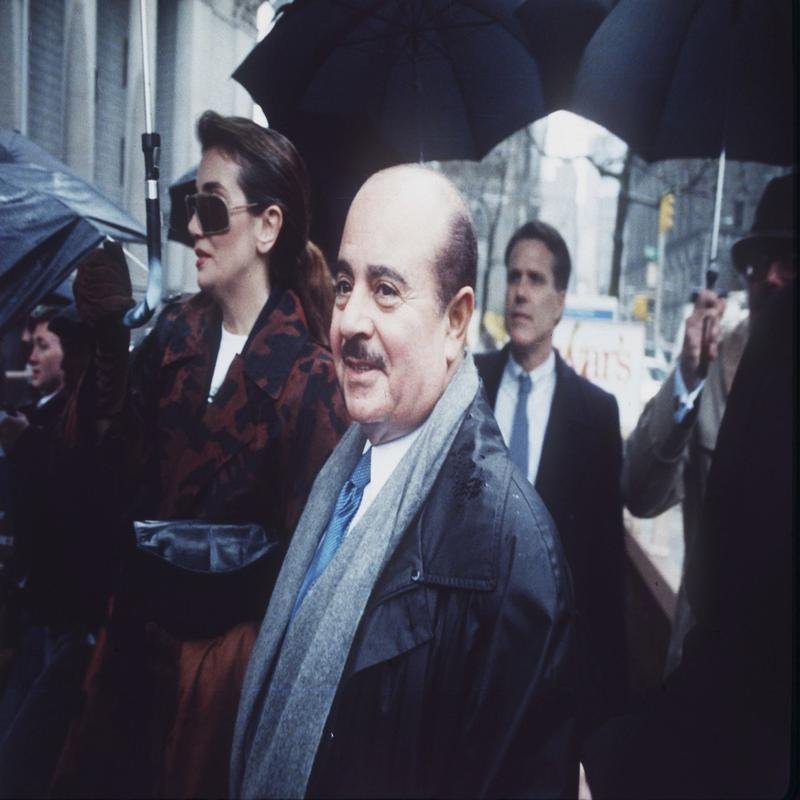 Adnan Khashoggi: A Billionaire Arms Dealer's Ascent and Decline - Image 1